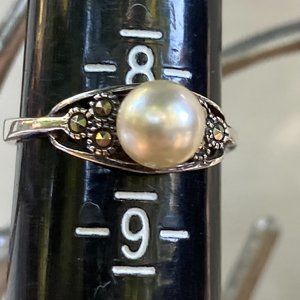 Lovely faux pearl and marcasite sterling silver ring M0140